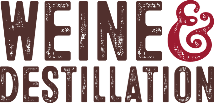 Der Schriftzug 'WEINE & DESTILLATION' in rustikalem Design, betont durch eine rote geschwungene Schriftart.