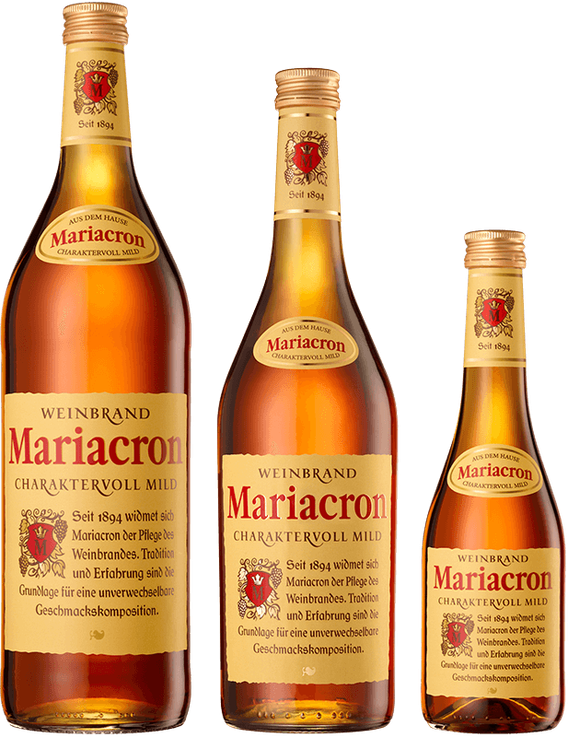 Drei Flaschen Mariacron Weinbrand in verschiedenen Größen stehen nebeneinander, jede mit einem goldenen Etikett und rotem Wappen.